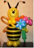 Фигура из шаров "Пчелка с букетом"
